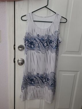 New Small Sleeveless Paisley Print Shift Dress - White and Navy